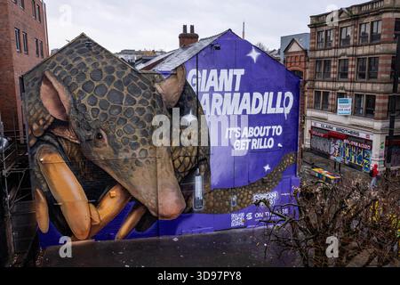 Allgemeine Ansicht eines Wandbildes, das zur Feier der Veröffentlichung des neuen Titels Giant Armadillo von Bob the Drag Queen enthüllt wird, der in Zusammenarbeit mit dem gemeinnützigen Naturschutzprojekt On the Edge in Manchester entstanden ist. Bilddatum: Donnerstag, 4. Dezember 2025. Stockfoto