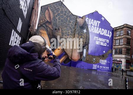 Allgemeine Ansicht eines Wandbildes, das zur Feier der Veröffentlichung des neuen Titels Giant Armadillo von Bob the Drag Queen enthüllt wird, der in Zusammenarbeit mit dem gemeinnützigen Naturschutzprojekt On the Edge in Manchester entstanden ist. Bilddatum: Donnerstag, 4. Dezember 2025. Stockfoto