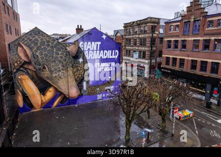 Allgemeine Ansicht eines Wandbildes, das zur Feier der Veröffentlichung des neuen Titels Giant Armadillo von Bob the Drag Queen enthüllt wird, der in Zusammenarbeit mit dem gemeinnützigen Naturschutzprojekt On the Edge in Manchester entstanden ist. Bilddatum: Donnerstag, 4. Dezember 2025. Stockfoto