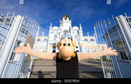 Leipzig, Deutschland. Dezember 2025. Ein Asterix-Charakter steht im Tor zum Schloss des Freizeitparks Belantis. Der Park am Stadtrand von Leipzig soll der erste Asterix-Park außerhalb Frankreichs werden. Ab der kommenden Saison wird es schrittweise überarbeitet. Der Vergnügungspark- und Skiortbetreiber Compagnie des Alpes übernahm Belantis im Frühjahr 2025. Quelle: Jan Woitas/dpa/Alamy Live News Stockfoto