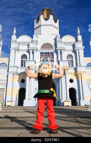 Leipzig, Deutschland. Dezember 2025. Ein Asterix-Charakter steht im Tor zum Schloss des Freizeitparks Belantis. Der Park am Stadtrand von Leipzig soll der erste Asterix-Park außerhalb Frankreichs werden. Ab der kommenden Saison wird es schrittweise überarbeitet. Der Vergnügungspark- und Skiortbetreiber Compagnie des Alpes übernahm Belantis im Frühjahr 2025. Quelle: Jan Woitas/dpa/Alamy Live News Stockfoto
