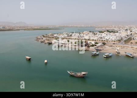 Traditionelle Holzdaus im Hafen von Sur, Oman Stockfoto