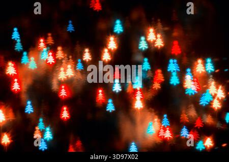 Verschwommener Weihnachtshintergrund, Weihnachtsweihnachtlichter mit glitzernden Farben, verschwommenes helles abstraktes Bokeh Stockfoto