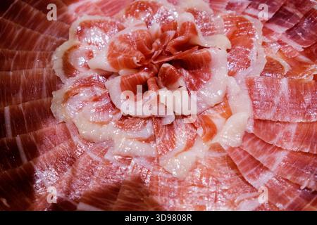 Hauchdünne Scheiben Iberico Schinken in der Tapas Bar Bar Bernia in Altea La Vella, Provinz Alicante, Spanien *** hauchdünne Scheiben Iberico Schinken in der Tapas Bar Bernia in Altea La Vella, Provinz Alicante, Spanien Stockfoto