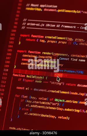 Virusnotiz auf geschriebenem Computercode in Nahaufnahme auf Monitor - weiße Buchstaben auf rotem Hintergrund - Konzept der Digitalisierung, Sicherheit und Verlauf eines p Stockfoto