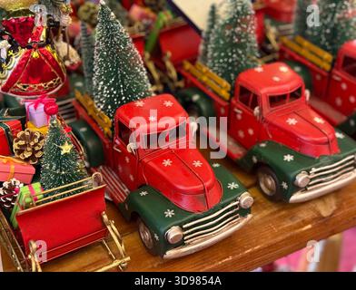 Vintage-weihnachtswagen mit festlichen Bäumen und Geschenken. Urlaubsnostalgie durch fröhliche Farben, winterlichen Charme, saisonale Tradition, familiäre Wärme Stockfoto
