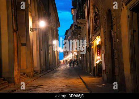 Dunkle Gasse bei Nacht in Florenz, Italien. Stockfoto
