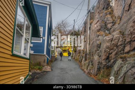 Enge Straße und Felswände im historischen Saint John's, Neufundland und Labrador, Kanada Stockfoto