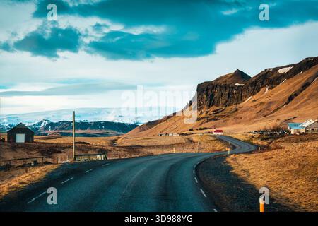 Malerischer Herbst der lutherischen Kirche von Reynisfjara auf der Straße in kargem Gelände in der Nähe des Reynisfjara Strandes in Vik, Island Stockfoto