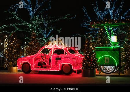 Warschau, Woiwodschaft Masowien, Polen. Dezember 2025. Am ersten Abend der jährlichen Weihnachtsbeleuchtung in Warschau wird in der Krakowskie Przedmiescie Straße ein Retro-Auto mit Weihnachtsbeleuchtung ausgestellt. (Kreditbild: © Roman Koziel/ZUMA Press Wire) NUR REDAKTIONELLE VERWENDUNG! Nicht für kommerzielle ZWECKE! Stockfoto