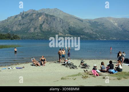 Urlauber am Strand am Playa Lago Gutierrez (See) im Nahuel Huapi Nationalpark, in der Nähe von San Carlos de Bariloche, Patagonien, Argentinien. Stockfoto