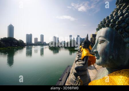 Buddhistischer Tempel auf dem See in Colombo Innenstadt. Seema Malaka Tempel in Sri Lanka. Stockfoto