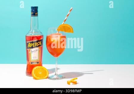 Aperol Spritz Cocktail Drink in einem Stängelglas mit Orangenscheiben und einem Strohhalm mit Kopierraum Stockfoto