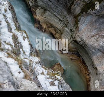 Eiskalt türkisfarbener Fluss durch die Great Soca Gorge Triglav Nationalpark Slowenien Stockfoto
