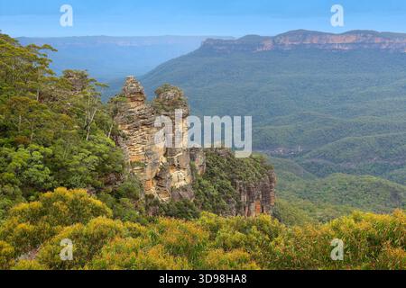 Blick auf die Sandsteingipfel, genannt Three Sisters in the Blue Mountains (Katoomba, Australien) Stockfoto