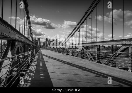 Schwarz-weiß-Ansicht der Ostrov-Hängebrücke pillon im Oblast Pskow, Russland. Stockfoto