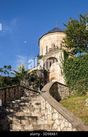 Eine Treppe führt zum Eingang des Martvili-Klosters, Georgien Stockfoto