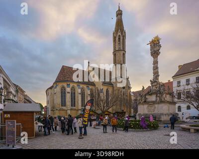 Ungarn, Sopron City Amazing Advent (weihnachtsmarkt in der Innenstadt. Faszinierende helle Gemälde an den Wänden und dekoriert. Beleuchtete Bäume, Brunnen Stockfoto