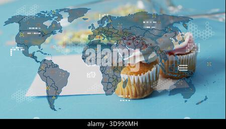 Zeigt zwei mattierte Cupcakes, Liner auf blauer Tischplatte mit weißer Karte und Kartenüberlagerung, Kopierraum Stockfoto