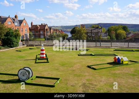 Crazy Golf Course, Robin Hoods Bay, North Yorkshire, England, Großbritannien im September Stockfoto