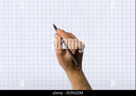 Menschliche Hand hält Bleistift auf hellem Hintergrund. Minimalistisches Konzept für Kreativität und Bildung Stockfoto