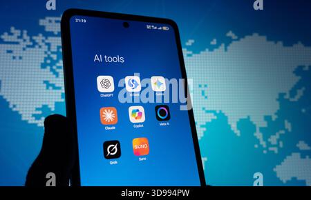 KI-Tools – ChatGPT, DeepSeek, Google Gemini, Claude, Microsoft Copilot, Meta AI, Grok und Suno AI Apps für Smartphone und Politik. Stockfoto