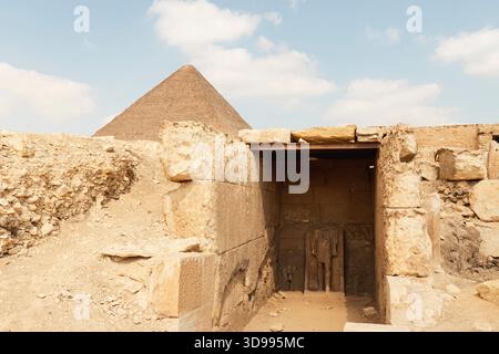Bilder des alten ägyptens an der Wand in der Grabkammer. Tolle Pyramide in Gizeh. Kairo, Ägypten. Das Grab der Pharaonen. Altägyptische Schrift auf Stein. Eintritt zum Th Stockfoto