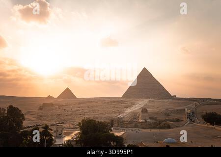 Der archäologische Komplex der Großen Ägyptischen Pyramiden befindet sich auf dem Hochplateau von Gizeh. Zweite Pyramide von Chephren khefren im Nachtlicht bei Sonnenuntergang. Stockfoto