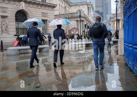 Stadtarbeiter erleiden am 4. Dezember 2025 eine nasse und elende Mittagsstunde in der Bank in der City of London, dem Finanzviertel der Hauptstadt, in London. Stockfoto