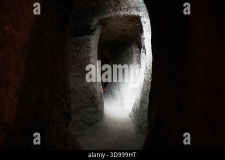 NEVSEHIR, TURKIYE - 09. AUGUST 2025: Kaymakli unterirdische Stadt in Kaymakli Stadt Stockfoto