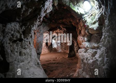 NEVSEHIR, TURKIYE - 09. AUGUST 2025: Unterirdische Stadt Derinkuyu in Derinkuyu Stadt Stockfoto