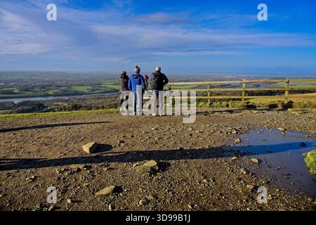2. Dezember 2025 Rivington, West Pennines, Lancashire, Vereinigtes Königreich Menschen, die die Aussicht vom Rivington Pike in den West Pennines bewundern Stockfoto
