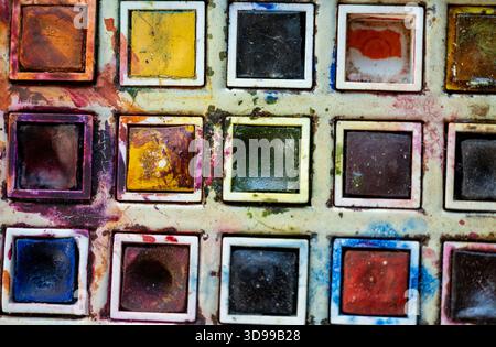 Nahaufnahme der farbenfrohen Aquarellbox. Aquarellfarben in einer Palette mit gemischten Aquarellfarben. Stockfoto