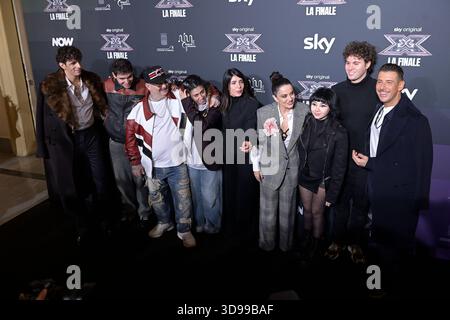 NAPOLI, ITALIEN - 3. Dezember: Achille Lauro, Jake La Furia, Paola Iezzi, Francesco Gabbani, Moderatorin Giorgia Todrani mit Delia, Rob, Pierc, Ero Caddeo, nehmen am Fotogespräch für das Finale der Fernsehsendung X Factor im Palazzo San Giacomo teil. Neapel, Italien, 3. Dezember 2025. Stockfoto