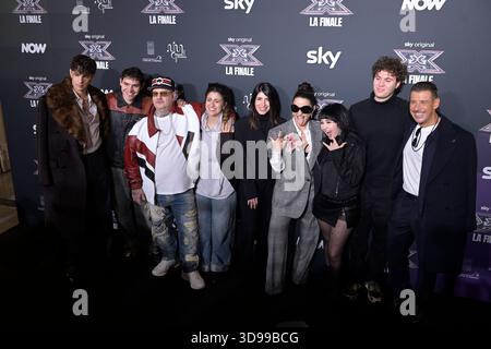 NAPOLI, ITALIEN - 3. Dezember: Achille Lauro, Jake La Furia, Paola Iezzi, Francesco Gabbani, Moderatorin Giorgia Todrani mit Delia, Rob, Pierc, Ero Caddeo, nehmen am Fotogespräch für das Finale der Fernsehsendung X Factor im Palazzo San Giacomo teil. Neapel, Italien, 3. Dezember 2025. Stockfoto