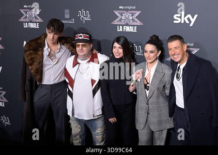 NAPOLI, ITALIEN - 3. Dezember: Achille Lauro, Jake La Furia, Paola Iezzi, Francesco Gabbani, Moderatorin Giorgia Todrani mit Delia, Rob, Pierc, Ero Caddeo, nehmen am Fotogespräch für das Finale der Fernsehsendung X Factor im Palazzo San Giacomo teil. Neapel, Italien, 3. Dezember 2025. Stockfoto