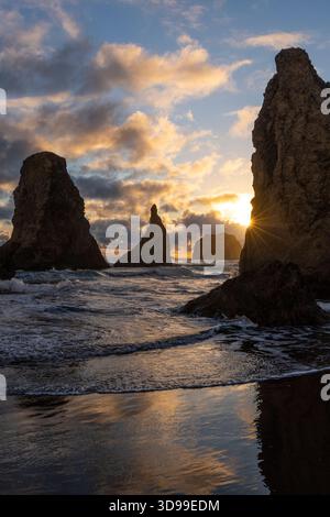 Der Zaubererhut bei Sonnenuntergang, Bandon, Oregon Stockfoto