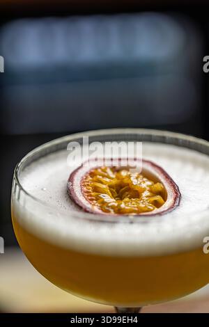 Nahaufnahme mit erfrischendem Cocktail mit Schaum und Passionsfrucht Stockfoto