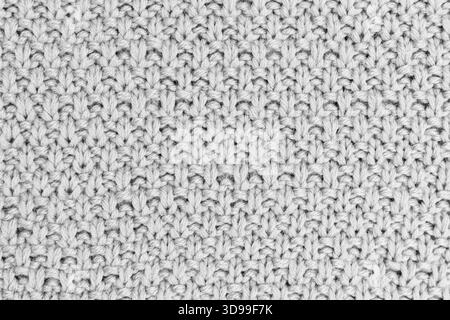Graue Strickstruktur Nahaufnahme für den Hintergrund, warmes, kuscheliges Garnmuster Demonstration Color of the Year 2026. Stockfoto