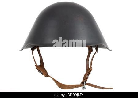 Helm der DDR-Armee isoliert auf weißem Hintergrund Stockfoto