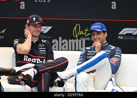 Doha, Katar. November 2025 30. Redbull-Fahrer Max Verstappen im Gespräch mit Williams Racing-Fahrer Carlos Sainz in Katar GP Stockfoto