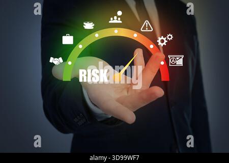 Mann mit virtueller Risikoskala vor grauem Hintergrund, Nahaufnahme Stockfoto