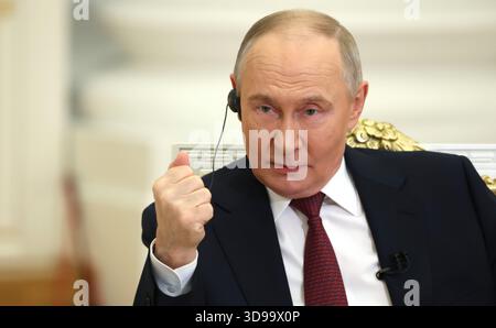 Moskau, Russland. Dezember 2025. Der russische Präsident Wladimir Putin antwortet auf eine Frage während eines Interviews mit Anjana OM Kashyap, von Taj Tak Television und Geeta Mohan, Indien Today in der Katharinenhalle des Kreml, 3. Dezember 2025 in Moskau, Russland. Quelle: Vyacheslav Prokofyev/Kreml Pool/Alamy Live News Stockfoto