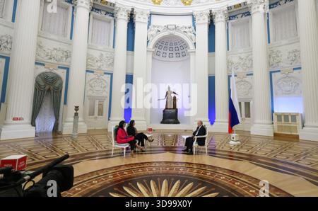 Moskau, Russland. Dezember 2025. Der russische Präsident Wladimir Putin, rechts, hört eine Frage während eines Interviews mit Anjana OM Kashyap, Zentrum von Taj Tak Television, und Geeta Mohan, links, von Indien heute in der St. Katharina Halle des Kreml, 3. Dezember 2025 in Moskau, Russland. Quelle: Vyacheslav Prokofyev/Kreml Pool/Alamy Live News Stockfoto