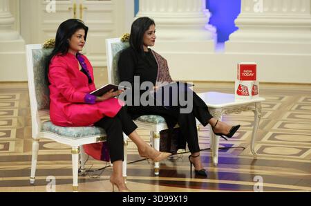 Moskau, Russland. Dezember 2025. Die indischen Journalisten Anjana OM Kashyap (rechts) von Taj Tak Television und Geeta Mohan (links) von Indien hören heute die Antwort des russischen Präsidenten Wladimir Putin während eines Interviews in der St. Katharina Hall des Kremls am 3. Dezember 2025 in Moskau. Quelle: Vyacheslav Prokofyev/Kreml Pool/Alamy Live News Stockfoto