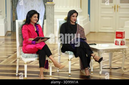 Moskau, Russland. Dezember 2025. Die indischen Journalisten Anjana OM Kashyap (rechts) von Taj Tak Television und Geeta Mohan (links) von Indien hören heute die Antwort des russischen Präsidenten Wladimir Putin während eines Interviews in der St. Katharina Hall des Kremls am 3. Dezember 2025 in Moskau. Quelle: Vyacheslav Prokofyev/Kreml Pool/Alamy Live News Stockfoto
