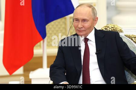 Moskau, Russland. Dezember 2025. Der russische Präsident Wladimir Putin hört eine Frage während eines Interviews mit Anjana OM Kashyap, von Taj Tak Television und Geeta Mohan, Indien Today in der Katharinenhalle des Kremls am 3. Dezember 2025 in Moskau, Russland. Quelle: Vyacheslav Prokofyev/Kreml Pool/Alamy Live News Stockfoto