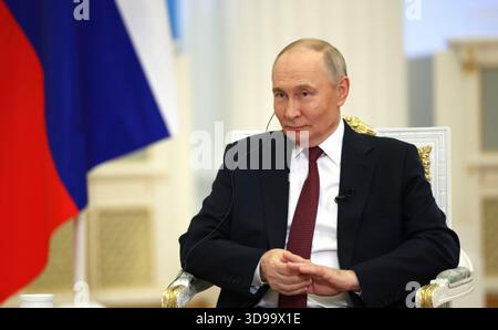 Moskau, Russland. Dezember 2025. Der russische Präsident Wladimir Putin hört eine Frage während eines Interviews mit Anjana OM Kashyap, von Taj Tak Television und Geeta Mohan, Indien Today in der Katharinenhalle des Kremls am 3. Dezember 2025 in Moskau, Russland. Quelle: Vyacheslav Prokofyev/Kreml Pool/Alamy Live News Stockfoto