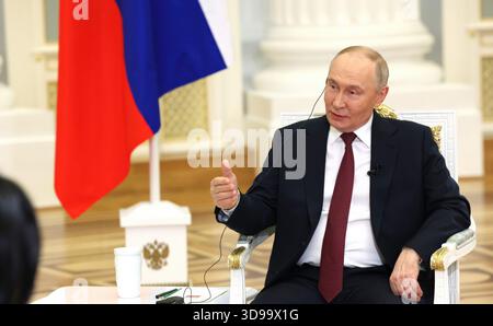 Moskau, Russland. Dezember 2025. Der russische Präsident Wladimir Putin antwortet auf eine Frage während eines Interviews mit Anjana OM Kashyap, von Taj Tak Television und Geeta Mohan, Indien Today in der Katharinenhalle des Kreml, 3. Dezember 2025 in Moskau, Russland. Quelle: Vyacheslav Prokofyev/Kreml Pool/Alamy Live News Stockfoto