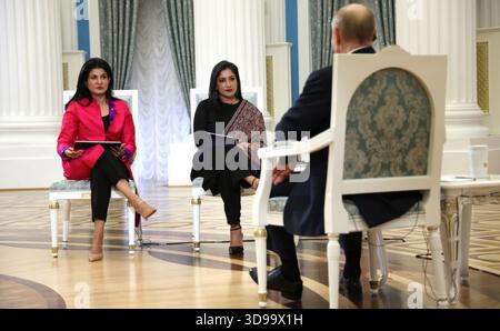 Moskau, Russland. Dezember 2025. Der russische Präsident Wladimir Putin, rechts, hört eine Frage während eines Interviews mit Anjana OM Kashyap, Zentrum von Taj Tak Television, und Geeta Mohan, links, von Indien heute in der St. Katharina Halle des Kreml, 3. Dezember 2025 in Moskau, Russland. Quelle: Vyacheslav Prokofyev/Kreml Pool/Alamy Live News Stockfoto